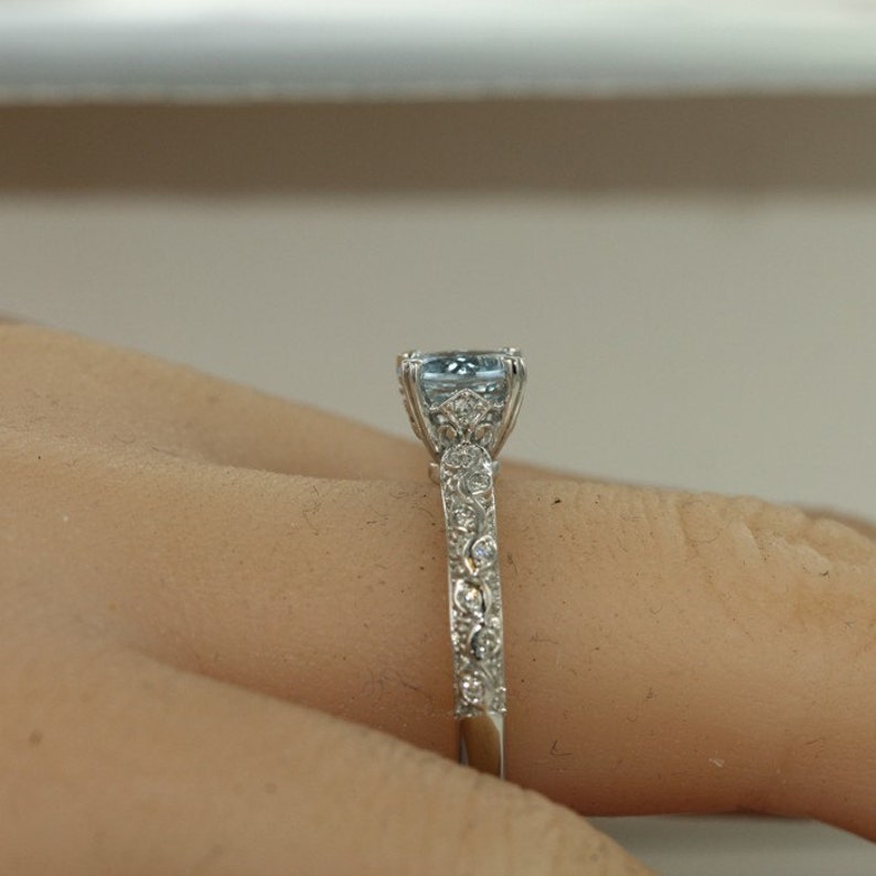 Leaf Unity VS Diamond 7mm Round Aquamarine in 14K White Gold image 4